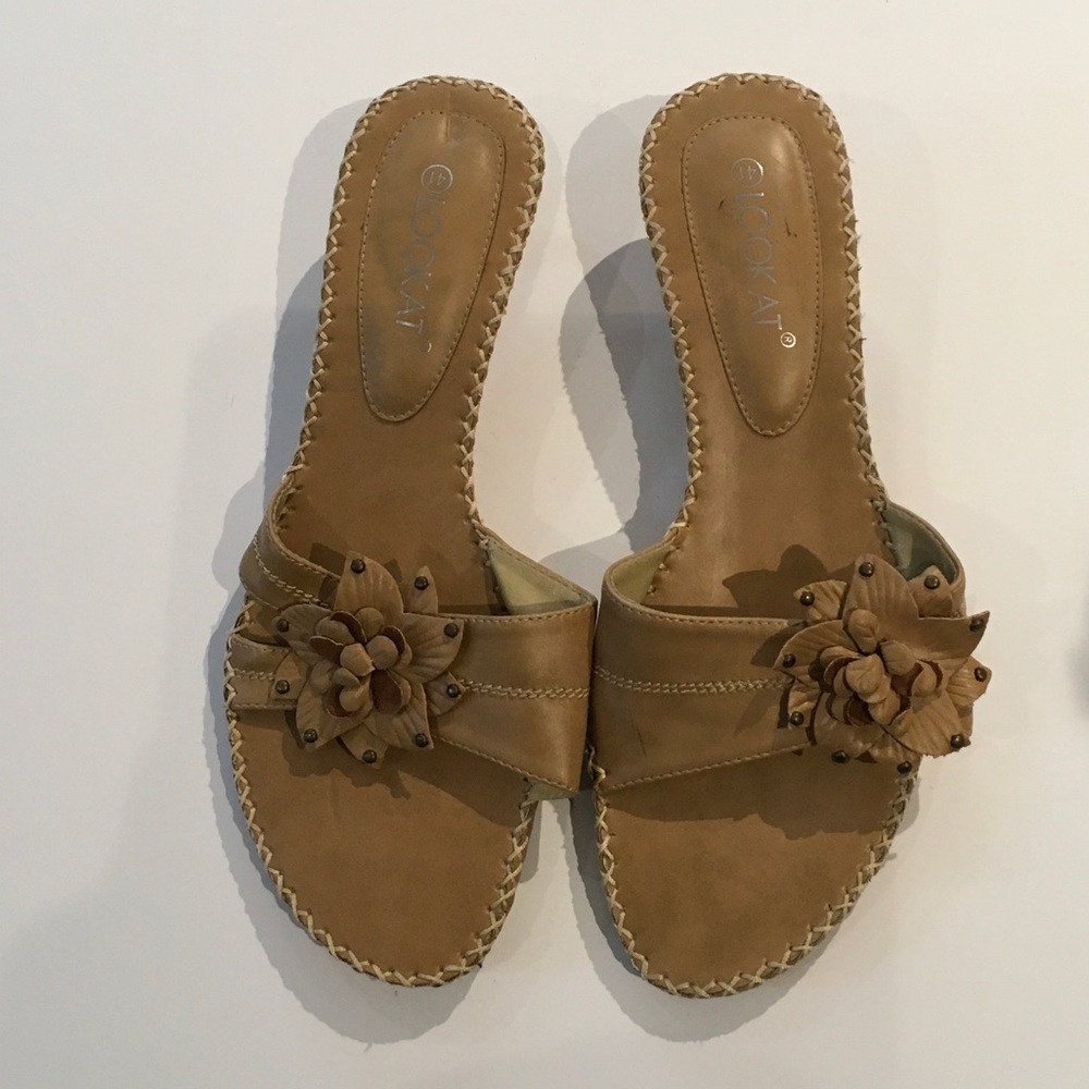 LOOKAT Women's Tan Slide Sandals with Floral Accent